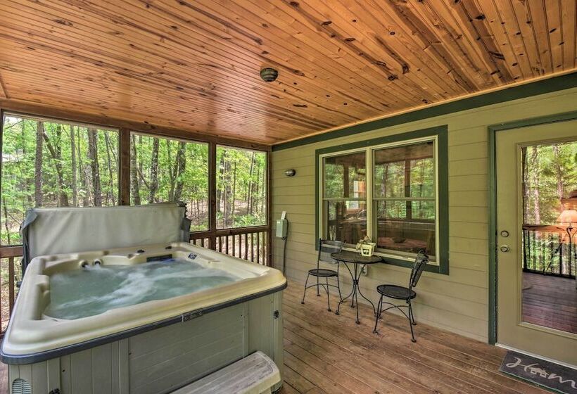 The Honeybee Cabin W/ Private Porch + Hot Tub