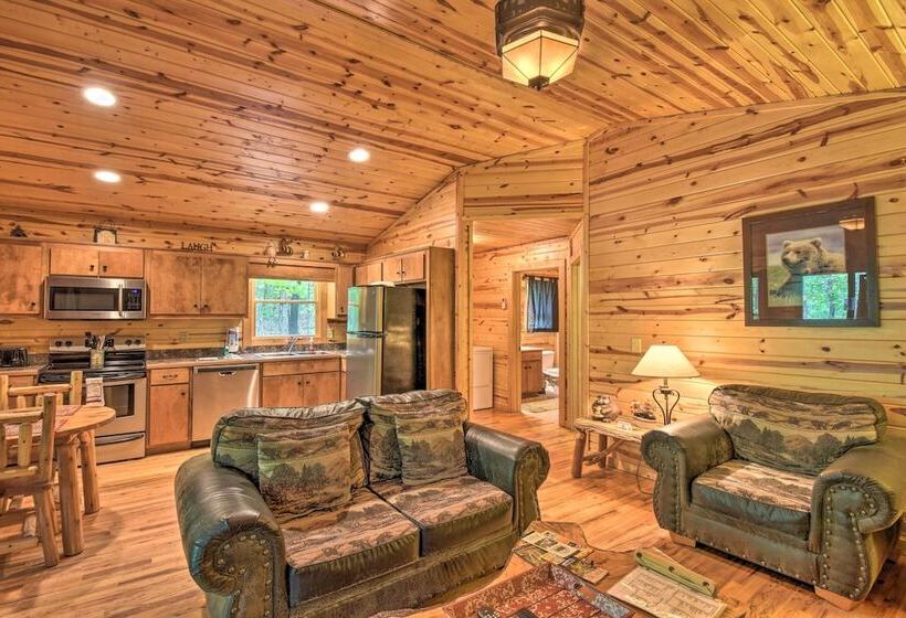 The Honeybee Cabin W/ Private Porch + Hot Tub