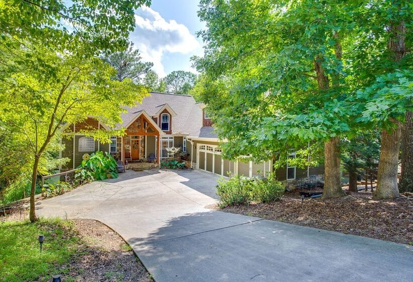 Lake Access: Waleska House W/ Floating Dock!