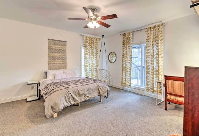 Lake Access: Waleska House W/ Floating Dock!