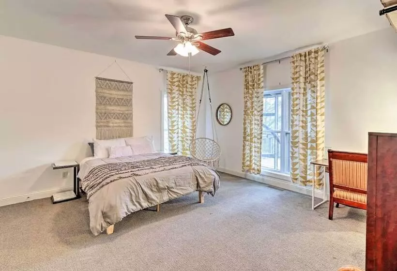 Lake Access: Waleska House W/ Floating Dock!