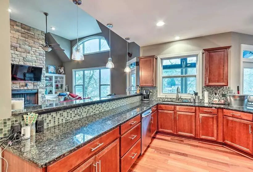 Lake Access: Waleska House W/ Floating Dock!