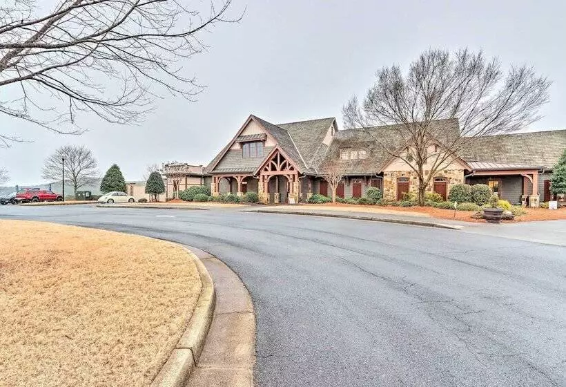 Lake Access: Waleska House W/ Floating Dock!