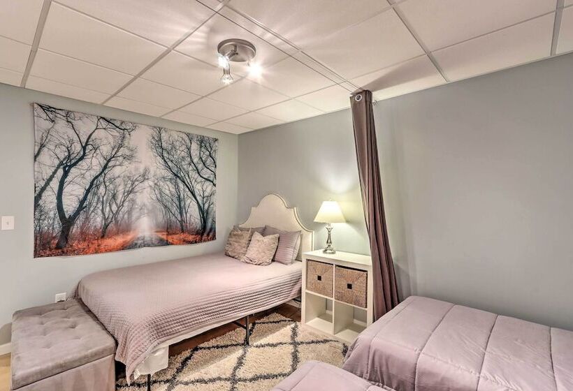 Lake Access: Waleska House W/ Floating Dock!