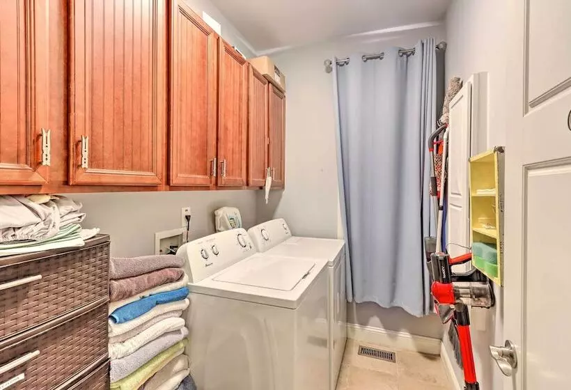 Lake Access: Waleska House W/ Floating Dock!