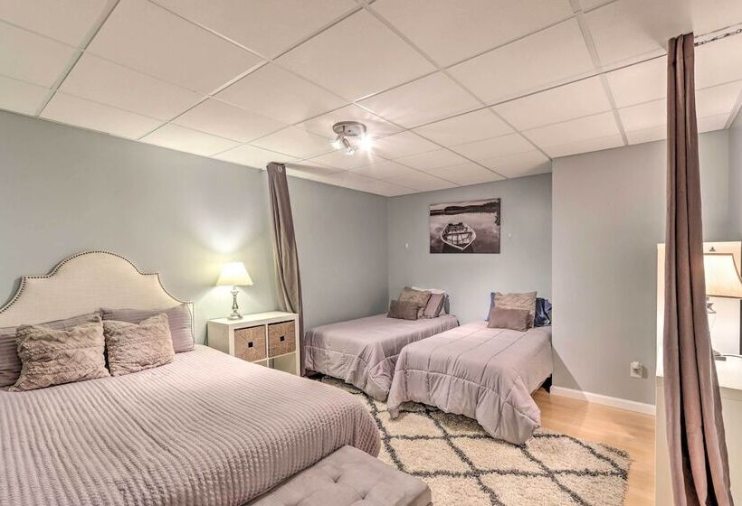 Lake Access: Waleska House W/ Floating Dock!