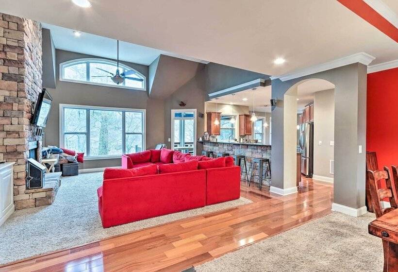 Lake Access: Waleska House W/ Floating Dock!