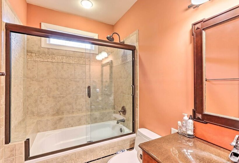 Lake Access: Waleska House W/ Floating Dock!