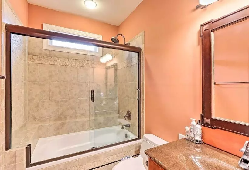 Lake Access: Waleska House W/ Floating Dock!