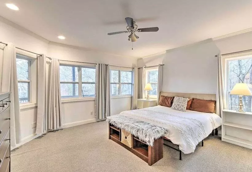 Lake Access: Waleska House W/ Floating Dock!