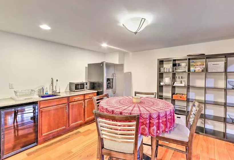 Lake Access: Waleska House W/ Floating Dock!