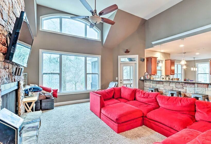 Lake Access: Waleska House W/ Floating Dock!