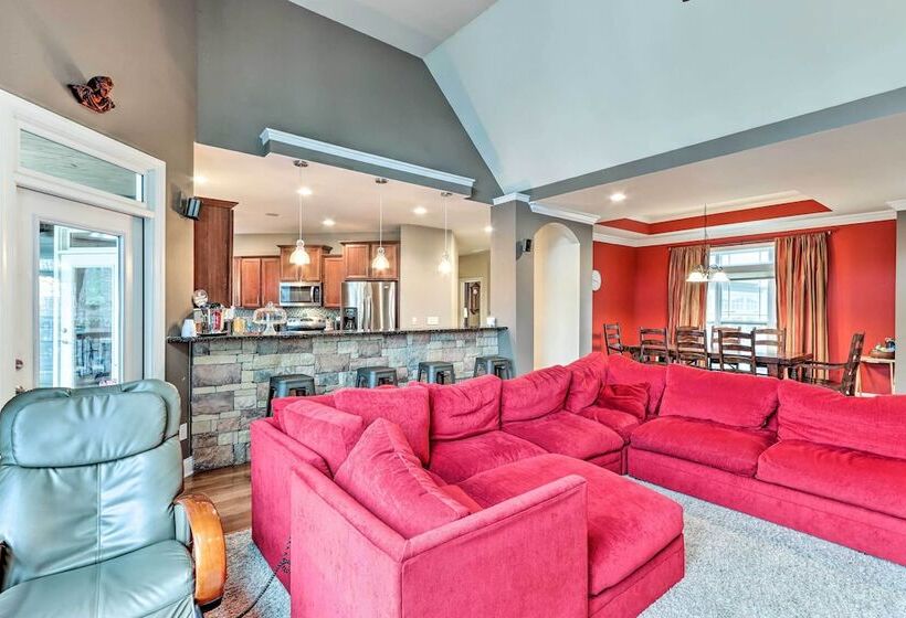 Lake Access: Waleska House W/ Floating Dock!