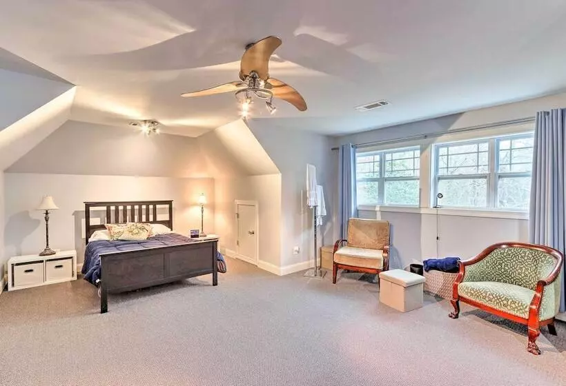 Lake Access: Waleska House W/ Floating Dock!