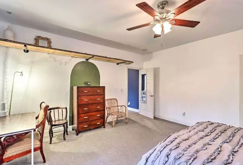 Lake Access: Waleska House W/ Floating Dock!