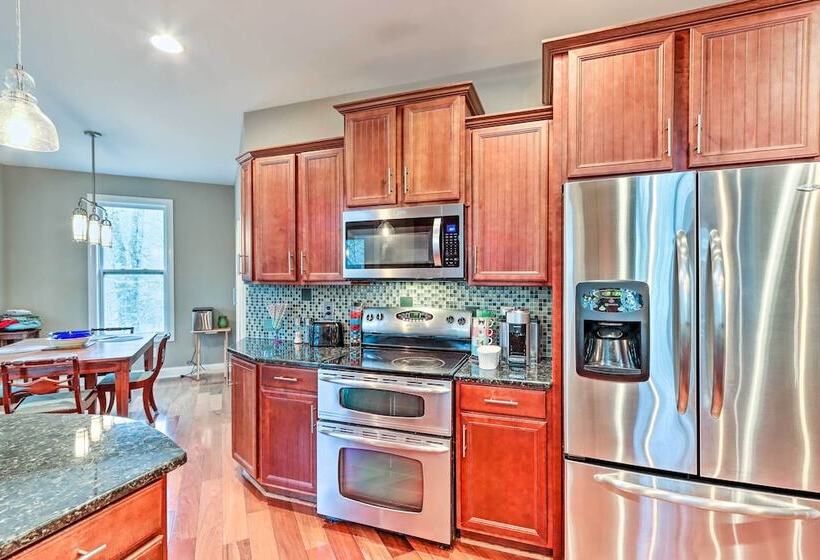 Lake Access: Waleska House W/ Floating Dock!