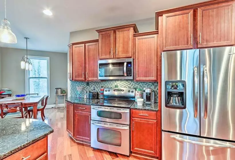 Lake Access: Waleska House W/ Floating Dock!