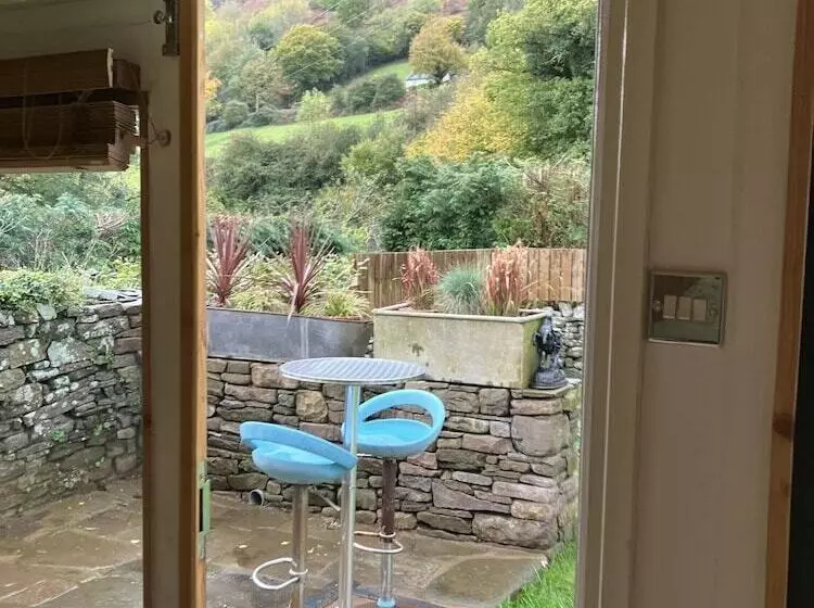 1 Bed Converted Railway Wagon Near Crickhowell