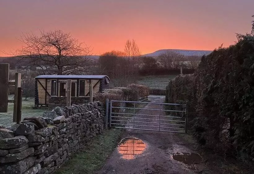 1 Bed Converted Railway Wagon Near Crickhowell