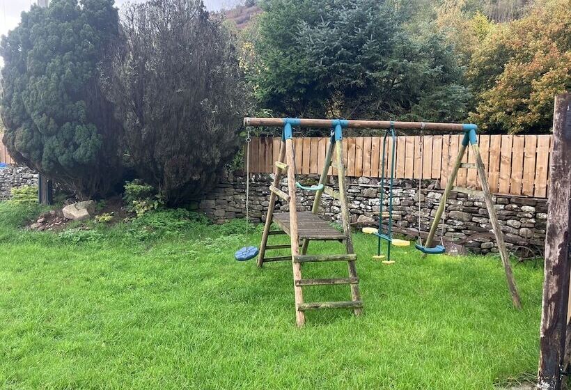 1 Bed Converted Railway Wagon Near Crickhowell