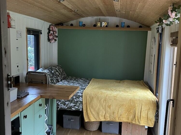 1 Bed Converted Railway Wagon Near Crickhowell