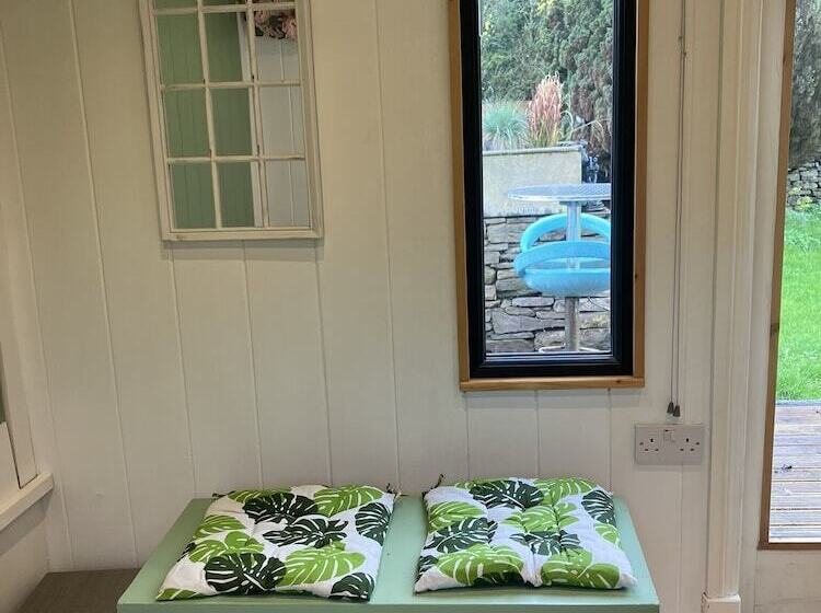 1 Bed Converted Railway Wagon Near Crickhowell