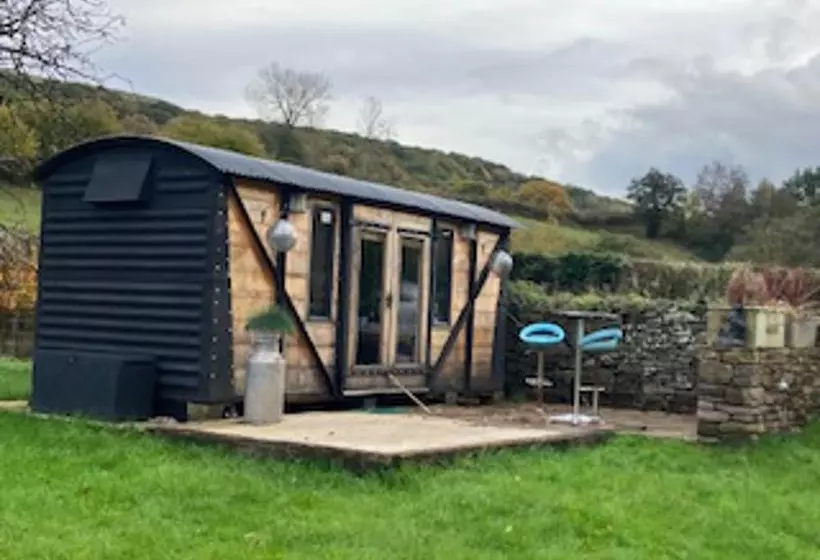 1 Bed Converted Railway Wagon Near Crickhowell