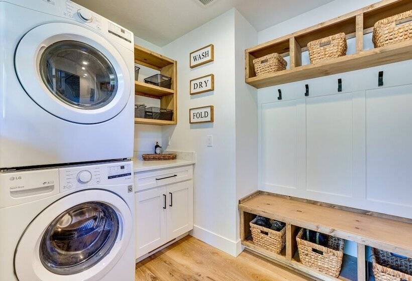 Cozy Cabin Nestled At The Base Of Tamarack Resort!