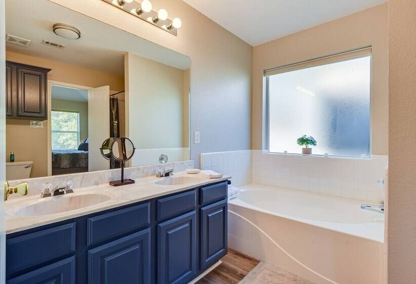 Walk To Water: Cozy Eagle Mountain Lake Home