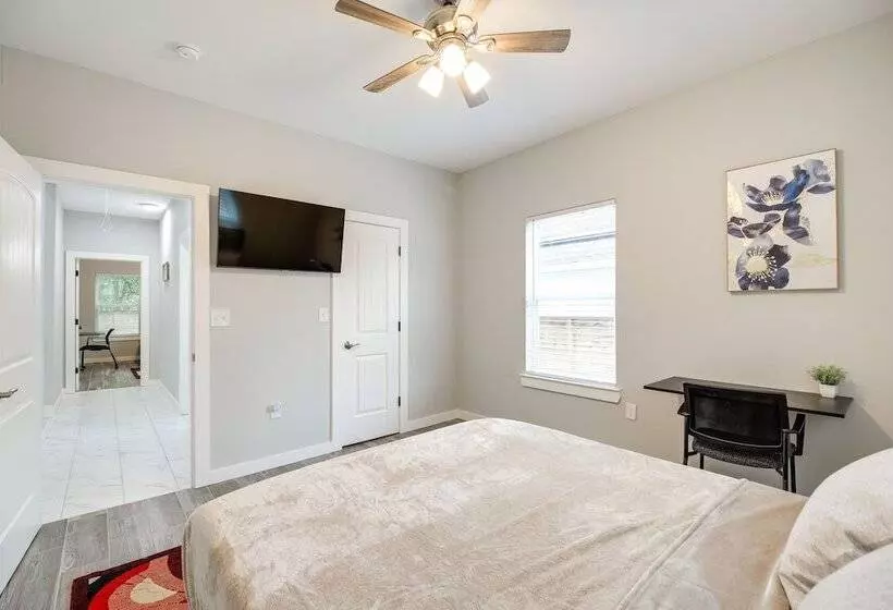 Gated Houston Home W/ Large Yard: 4 Mi To Downtown
