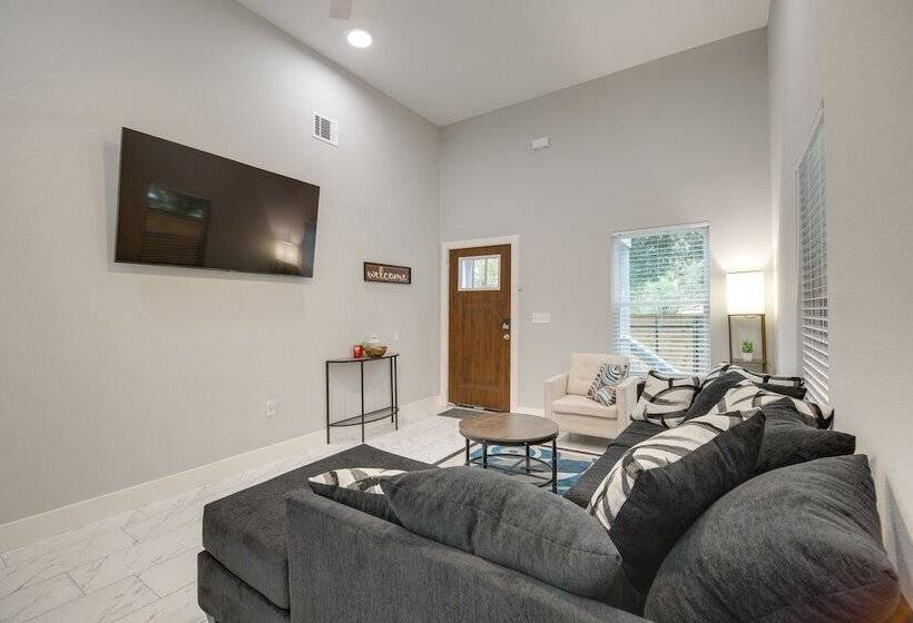 Gated Houston Home W/ Large Yard: 4 Mi To Downtown