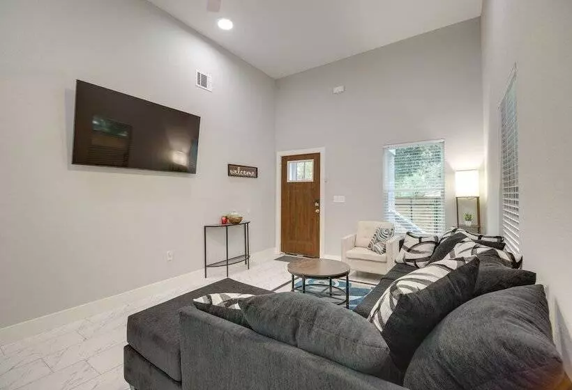 Gated Houston Home W/ Large Yard: 4 Mi To Downtown