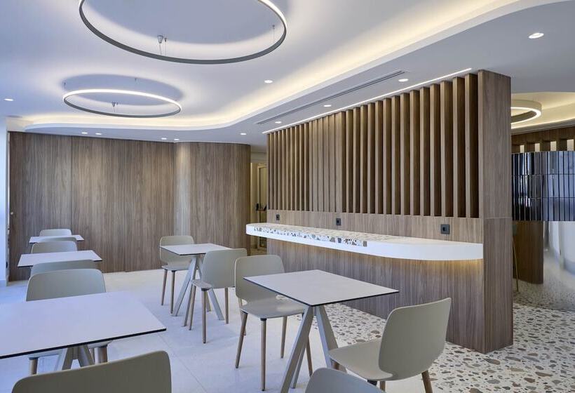 ホテル Twinn Downtown Piraeus, Santikos Collection