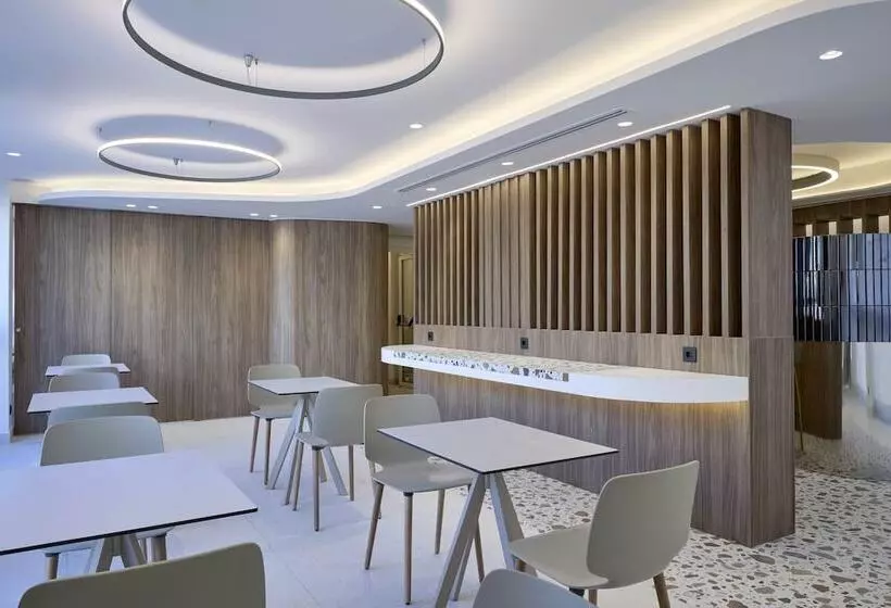 Hotelli Twinn Downtown Piraeus, Santikos Collection