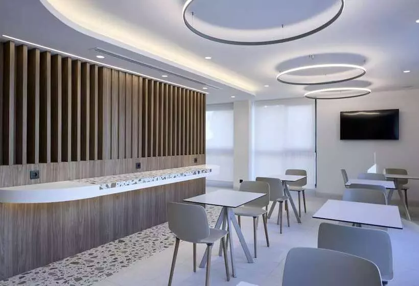 Hotelli Twinn Downtown Piraeus, Santikos Collection