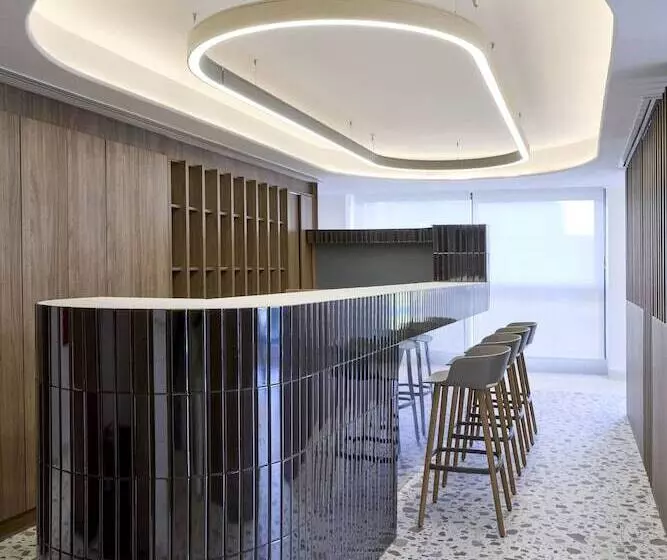 Hotelli Twinn Downtown Piraeus, Santikos Collection