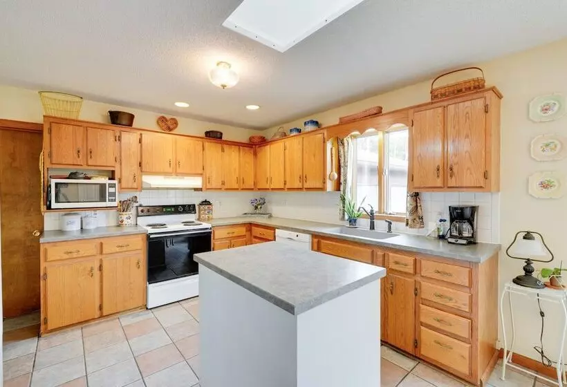 Jonesborough Home On 8 Acres W/ Mountain Views!