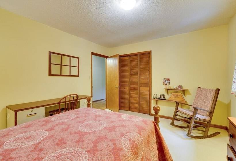 Jonesborough Home On 8 Acres W/ Mountain Views!