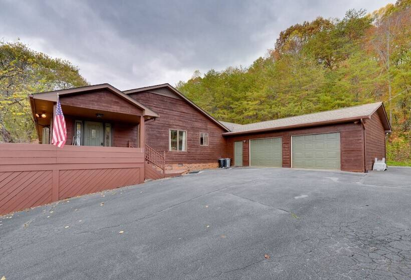 Jonesborough Home On 8 Acres W/ Mountain Views!