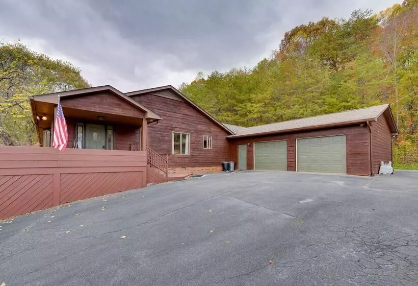Jonesborough Home On 8 Acres W/ Mountain Views!
