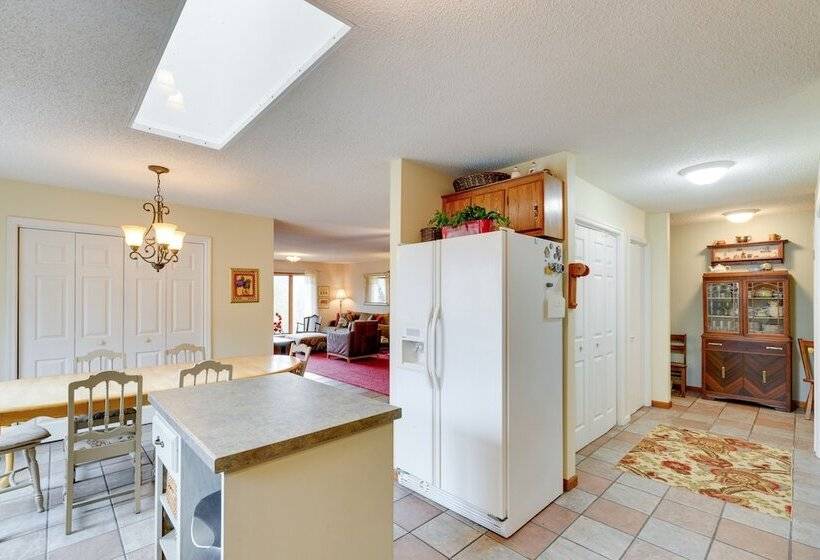 Jonesborough Home On 8 Acres W/ Mountain Views!