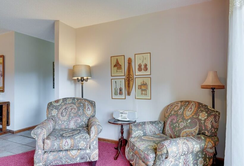 Jonesborough Home On 8 Acres W/ Mountain Views!