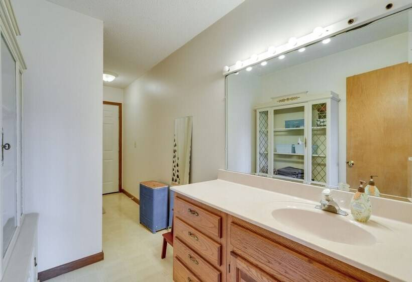 Jonesborough Home On 8 Acres W/ Mountain Views!