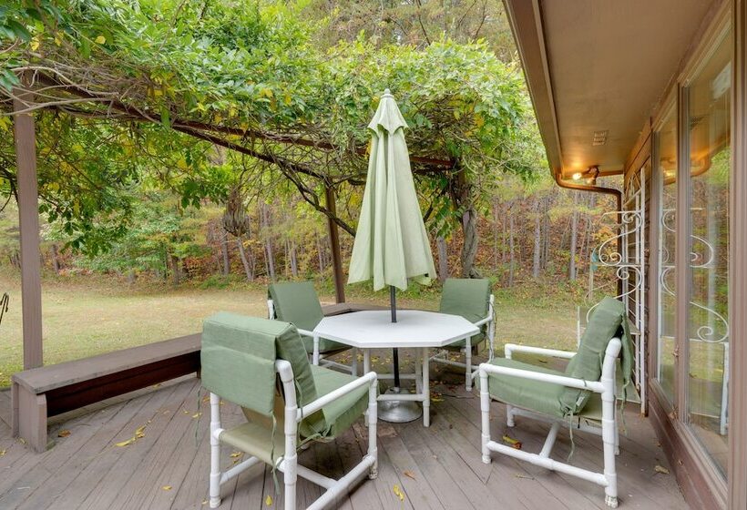 Jonesborough Home On 8 Acres W/ Mountain Views!