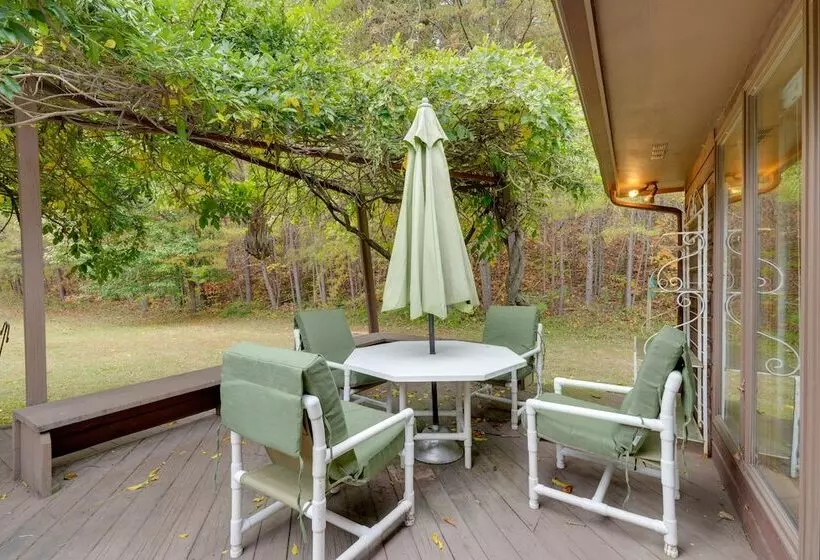 Jonesborough Home On 8 Acres W/ Mountain Views!