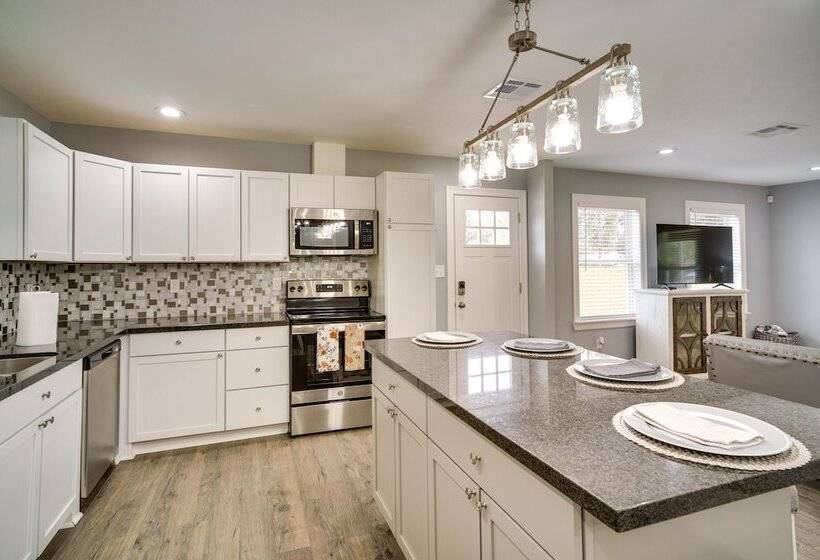 Lake Charles Home W/ Gas Grill & Fenced In Yard!