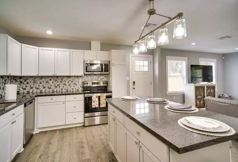 Lake Charles Home W/ Gas Grill & Fenced In Yard!