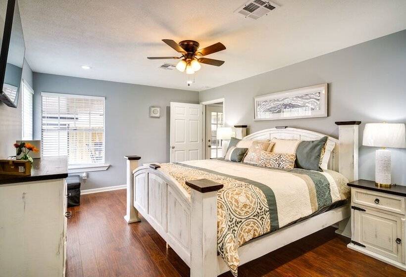 Lake Charles Home W/ Gas Grill & Fenced In Yard!