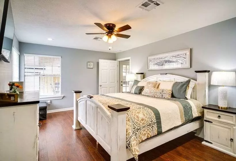 Lake Charles Home W/ Gas Grill & Fenced In Yard!