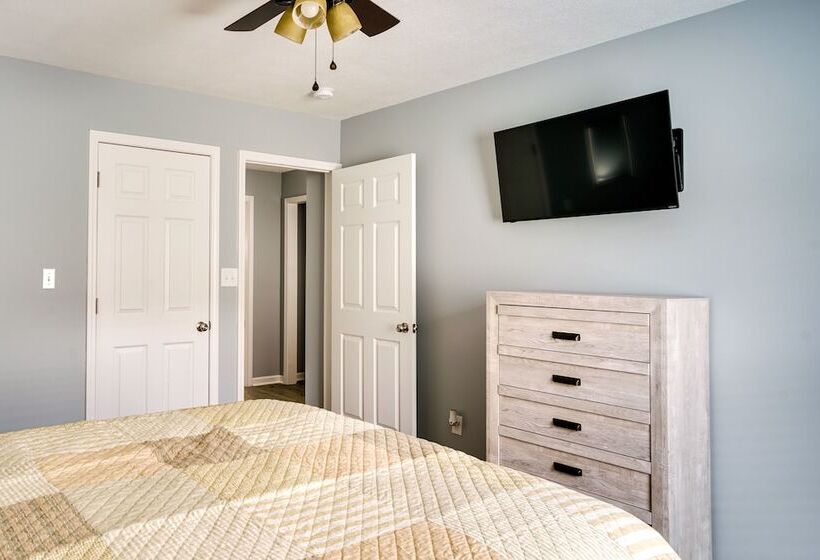 Lake Charles Home W/ Gas Grill & Fenced In Yard!